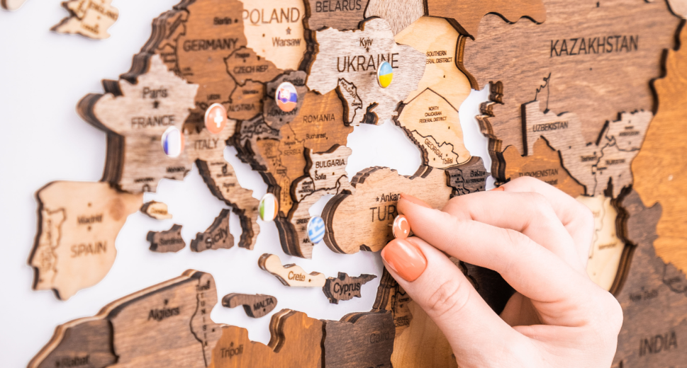 дерев'яна мапа світу